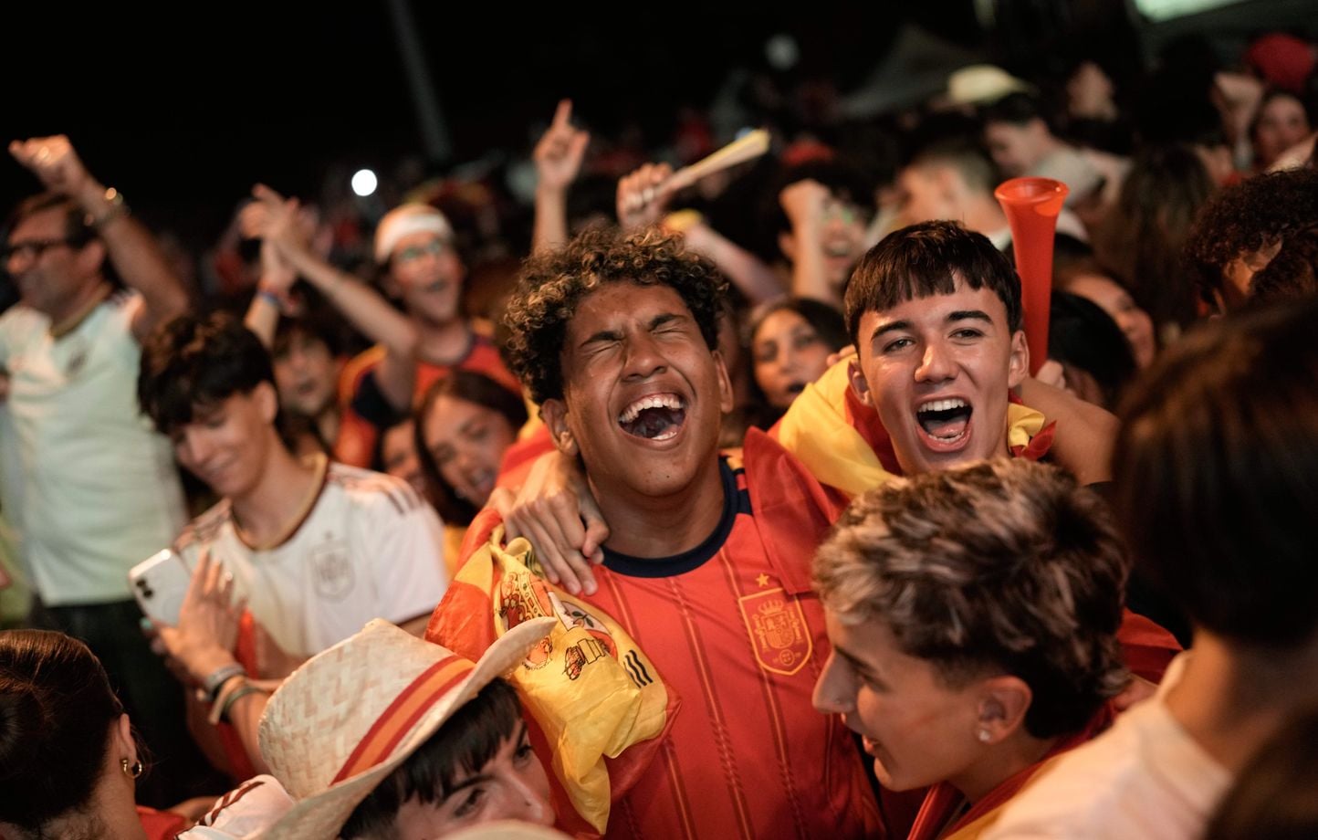 “Ya nadie puede volver”… En Madrid, la pasión ilimitada de los españoles por La Roja recompensada “Ya nadie puede volver”… En Madrid, la pasión ilimitada de los españoles por La Roja recompensada